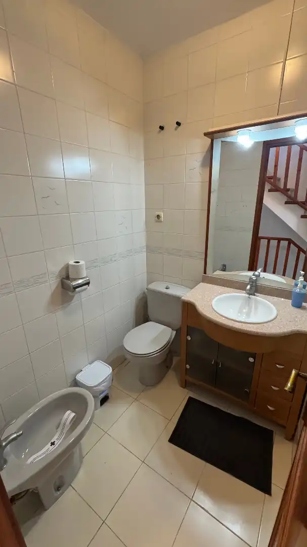 Badezimmer von Einfamilien-Reihenhaus zum Verkauf in Torredembarra mit Klimaanlage, Heizung und Privatgarten