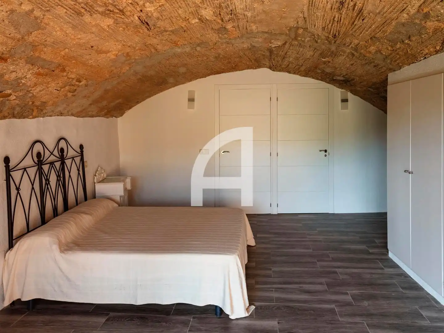Habitación de Finca rústica en venta en Sant Miquel de Fluvià con Calefacción, Piscina y Amueblado