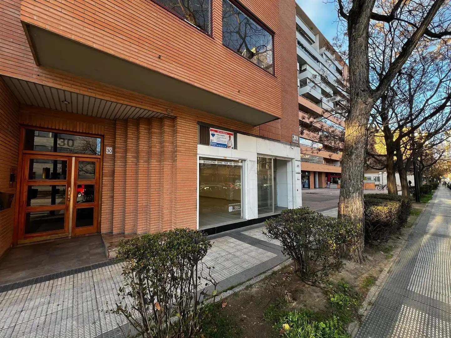 Vista exterior de Local de lloguer en Zaragoza amb Aire condicionat