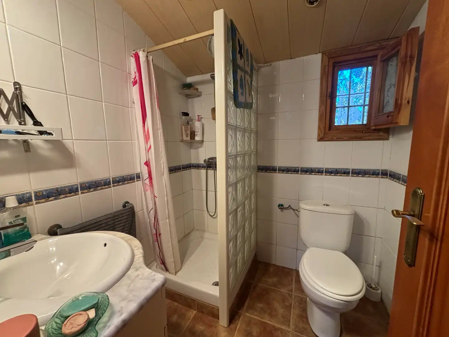 Badezimmer von Country house zum Verkauf in Flix mit Klimaanlage, Privatgarten und Schwimmbad