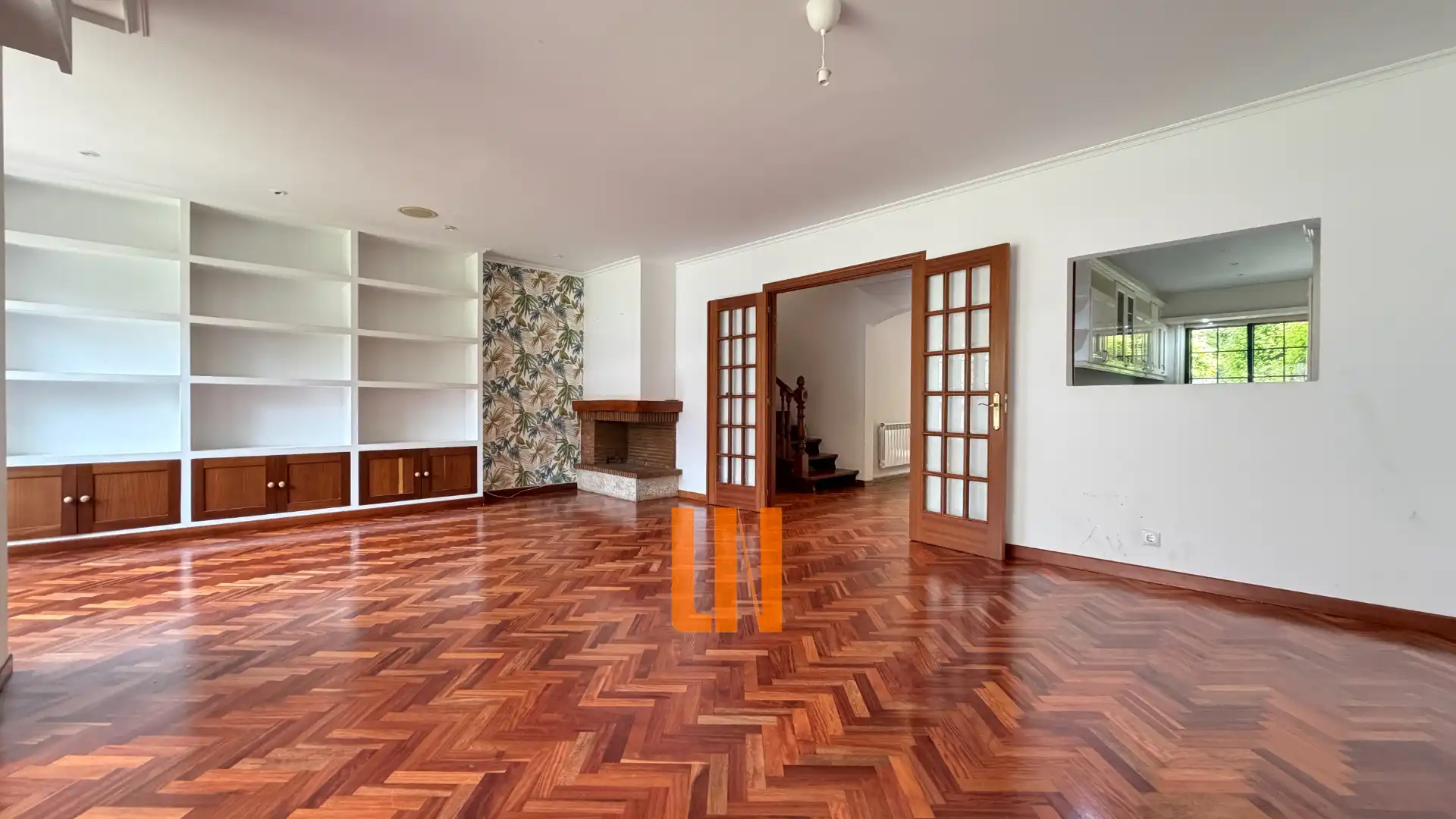 Sala de estar de Casa adosada en venta en Oleiros con Calefacción, Jardín privado y Parquet
