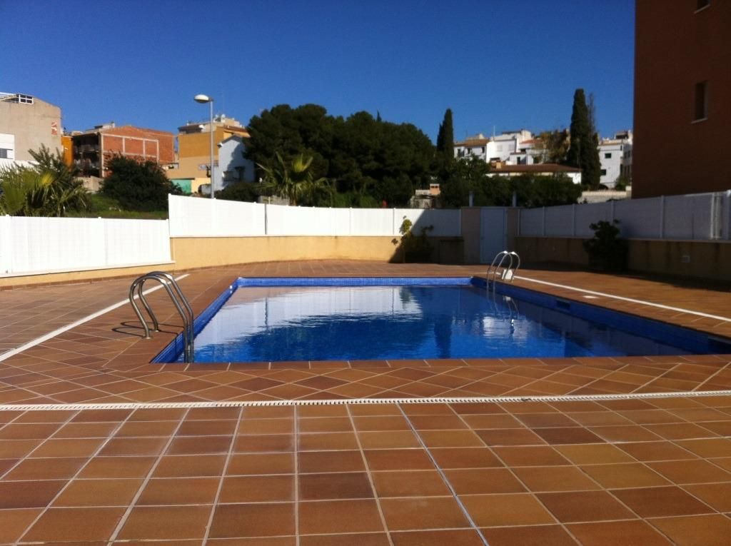 Piscina de Casa adosada en venda en Creixell amb Aire condicionat, Calefacció i Jardí privat