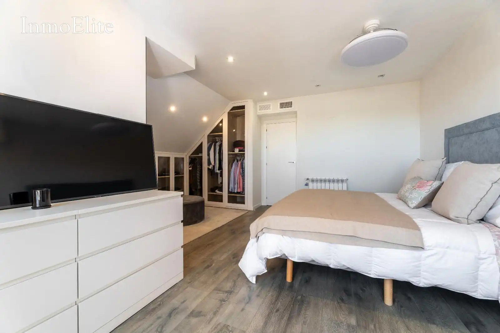 Schlafzimmer von Dachboden zum Verkauf in Majadahonda mit Klimaanlage, Heizung und Parkett