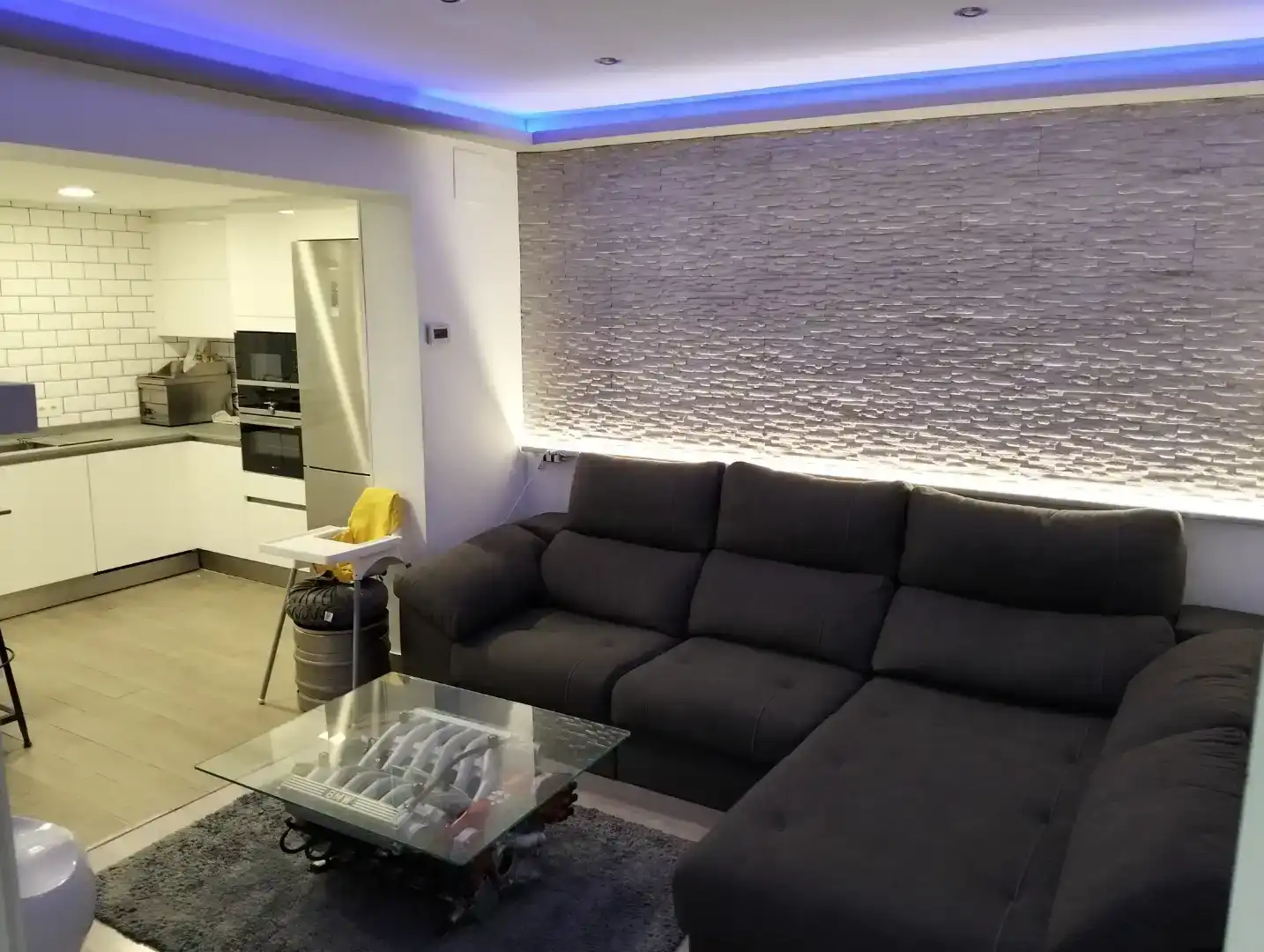 Sala d'estar de Casa adosada en venda en Vitoria - Gasteiz amb Piscina i Balcó