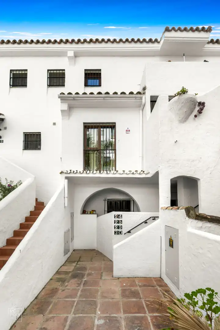 Vista exterior de Àtic en venda en Nueva Andalucía