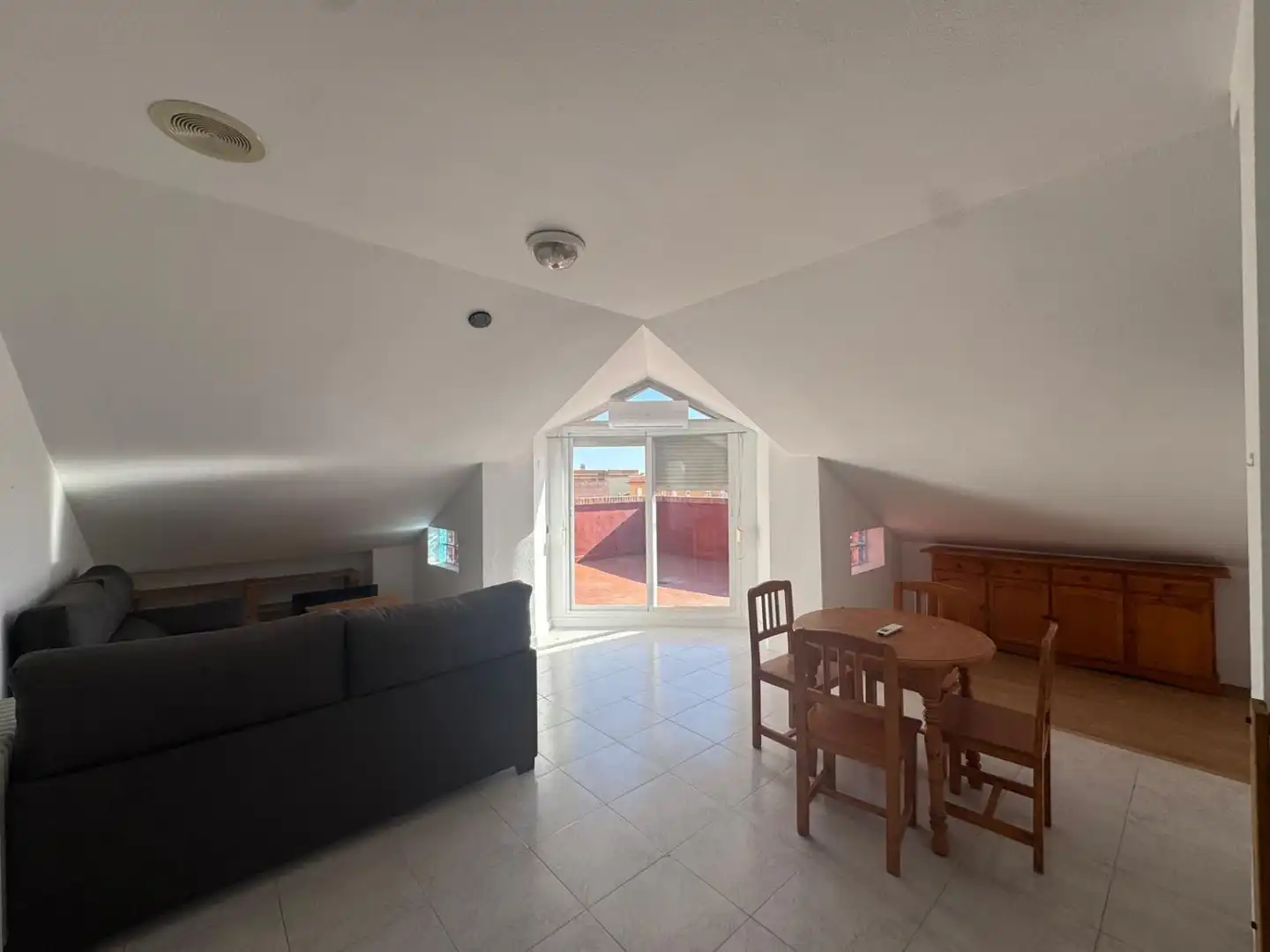 Living room of Attic for rent in Valdepeñas  with Air Conditioner, Heating and Terrace