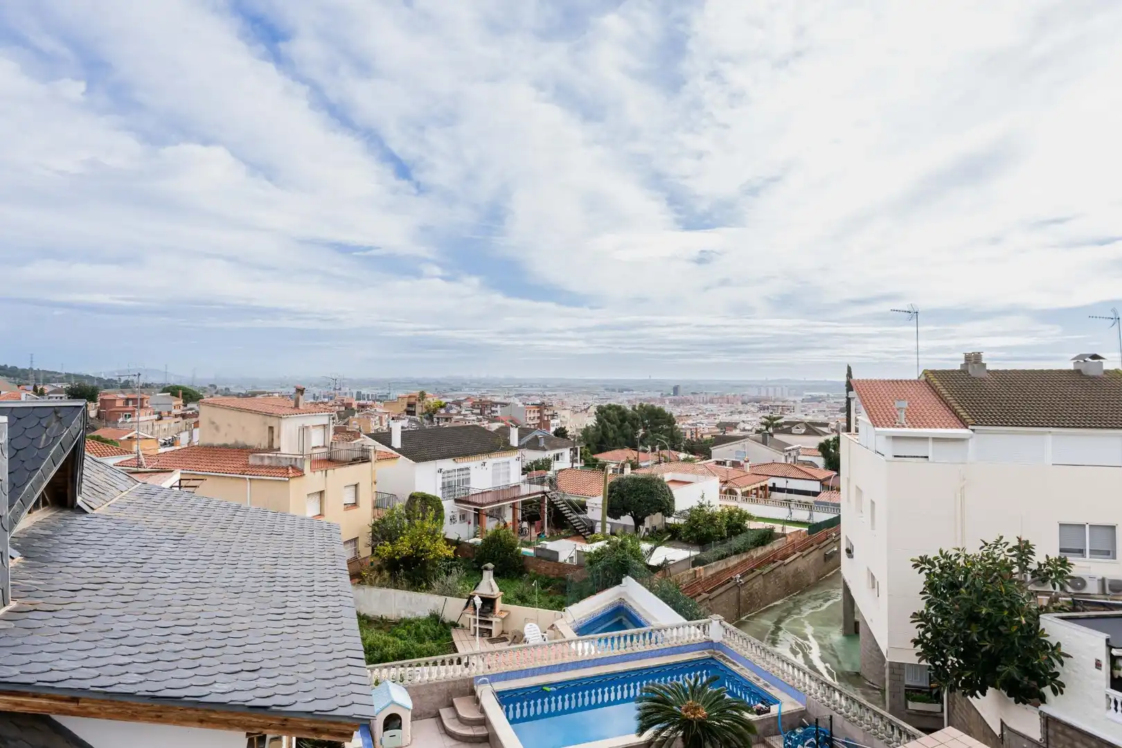 Vista exterior de Casa o xalet en venda en Viladecans amb Aire condicionat, Calefacció i Jardí privat