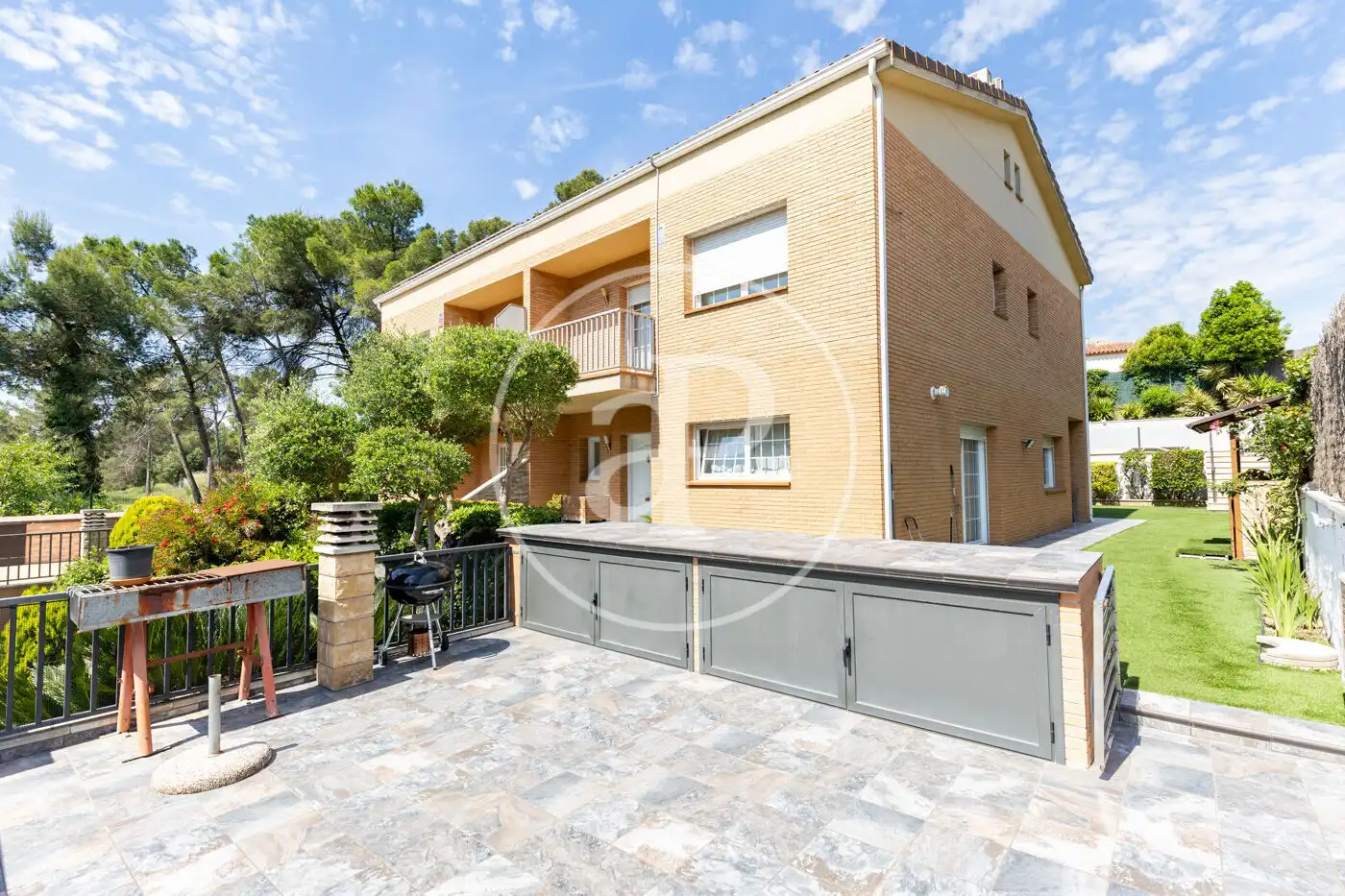 Außenansicht von Einfamilien-Reihenhaus zum Verkauf in Sant Quirze del Vallès mit Klimaanlage, Heizung und Privatgarten