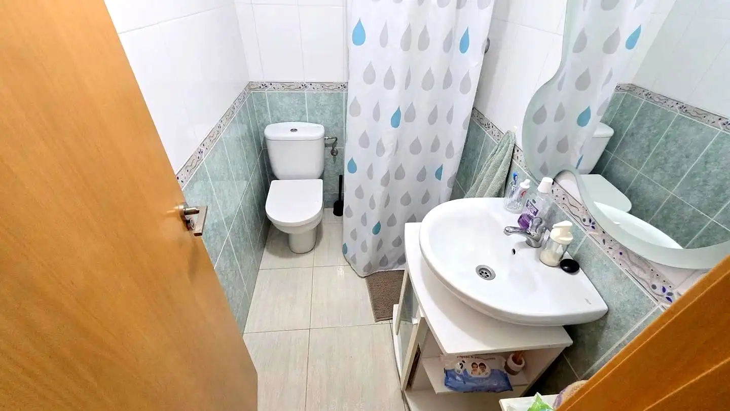 Baño de Apartamento de alquiler en Gandia con Aire acondicionado, Terraza y Piscina comunitaria