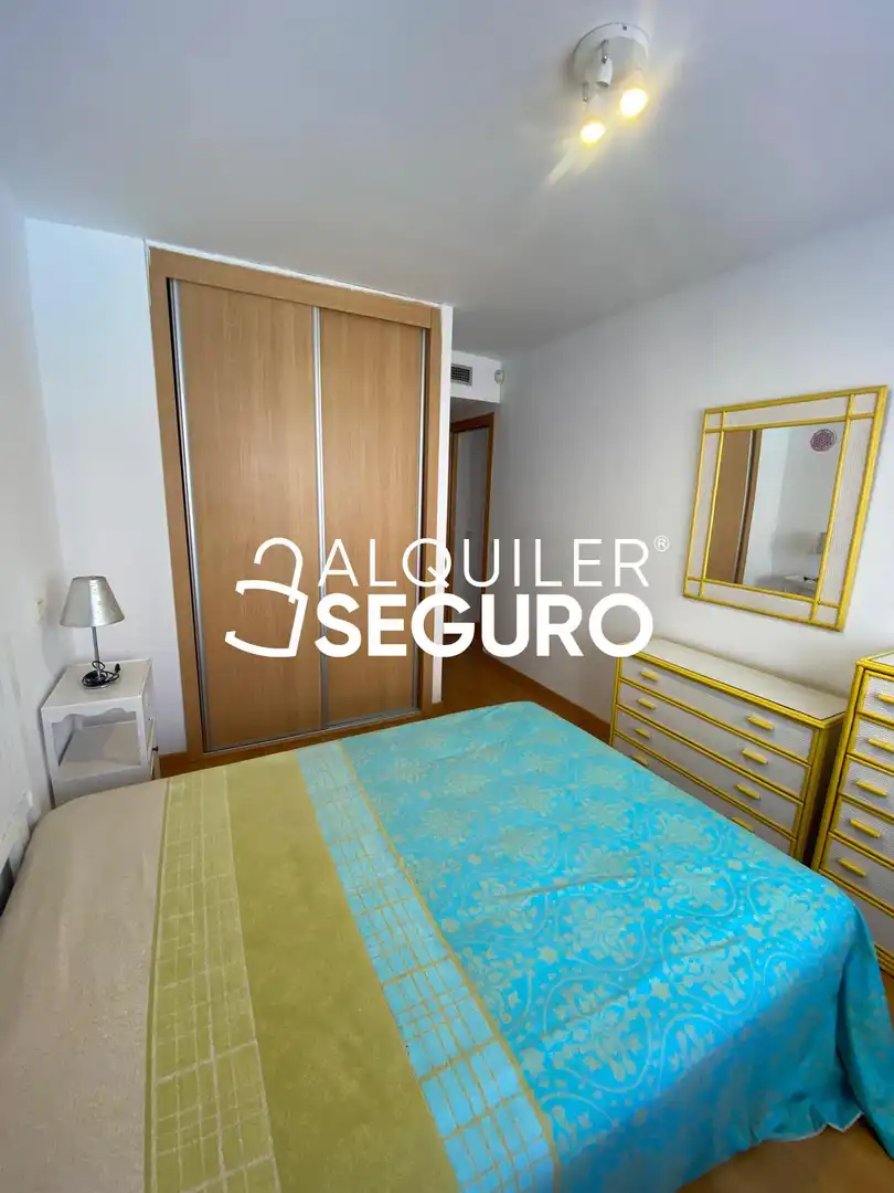 Dormitori de Pis de lloguer en Guadalajara amb Calefacció, Terrassa i Piscina