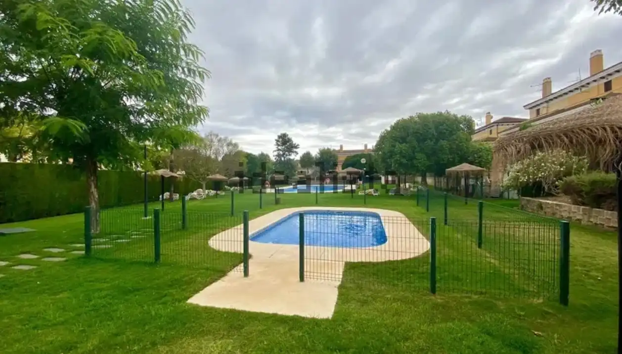 Vista exterior de Casa adosada en venda en Espartinas amb Aire condicionat, Calefacció i Jardí privat