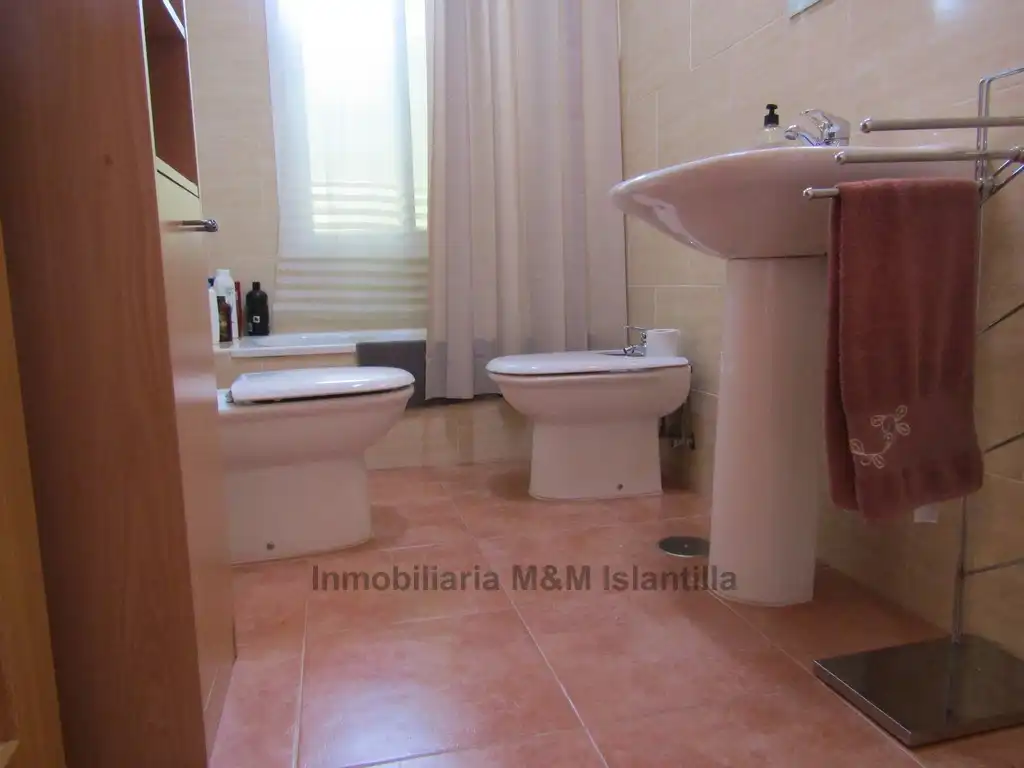 Baño de Piso en venta en Isla Cristina con Aire acondicionado, Terraza y Amueblado