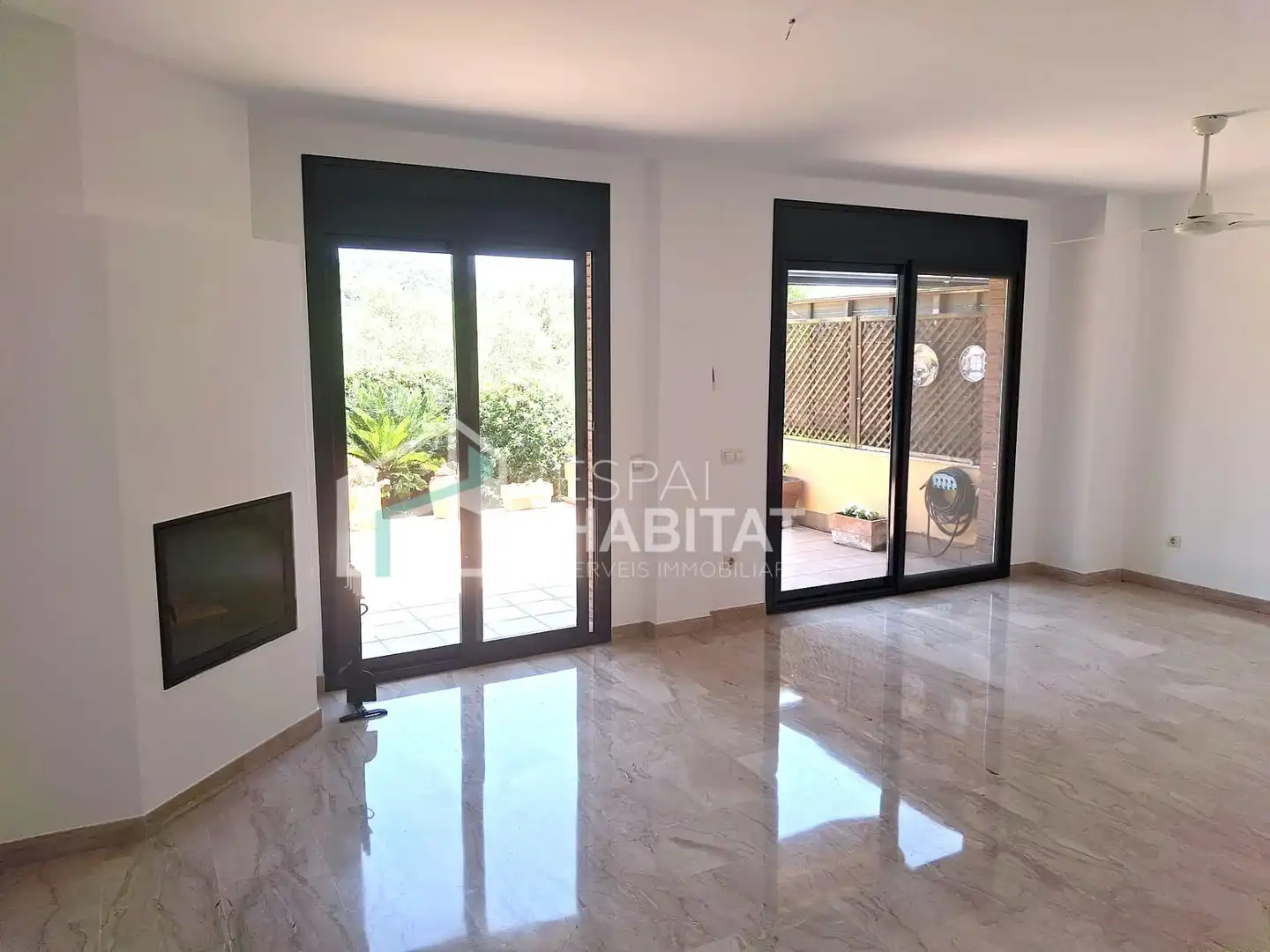 Sala d'estar de Casa adosada de lloguer en Cabrils amb Calefacció, Jardí privat i Parquet