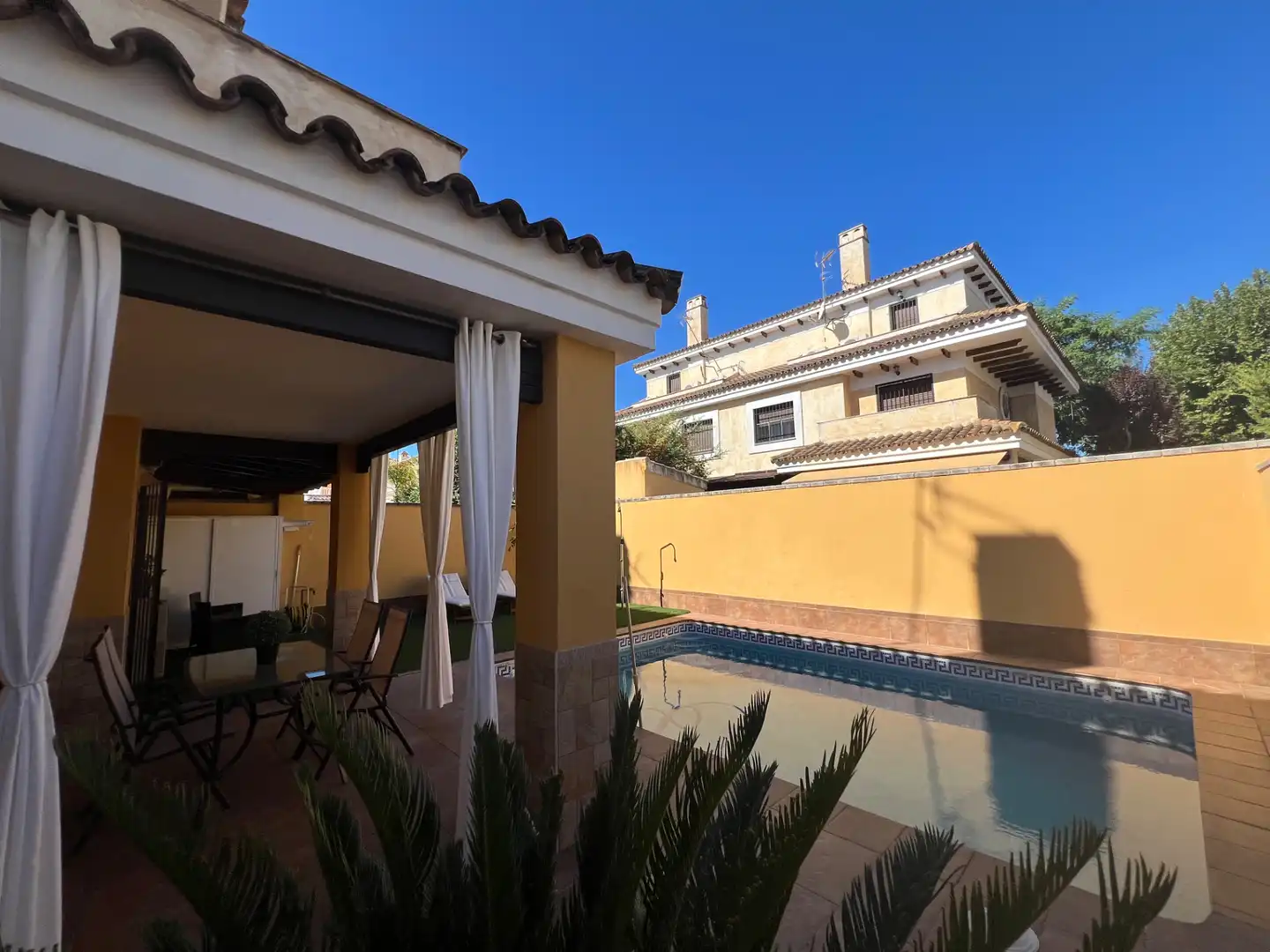 Piscina de Casa adosada en venda en Espartinas amb Aire condicionat, Calefacció i Jardí privat