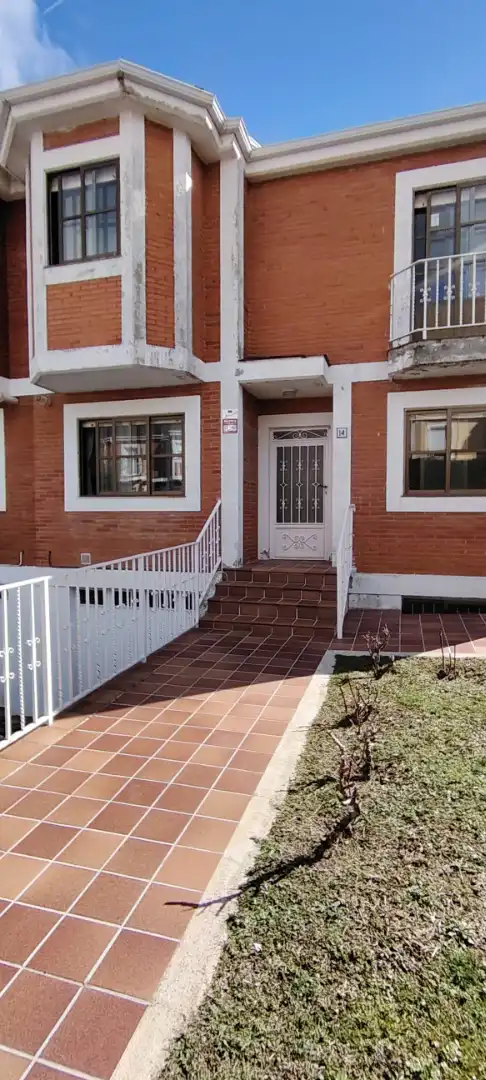 Vista exterior de Casa o chalet en venta en Santa Marta de Tormes con Calefacción, Jardín privado y Parquet