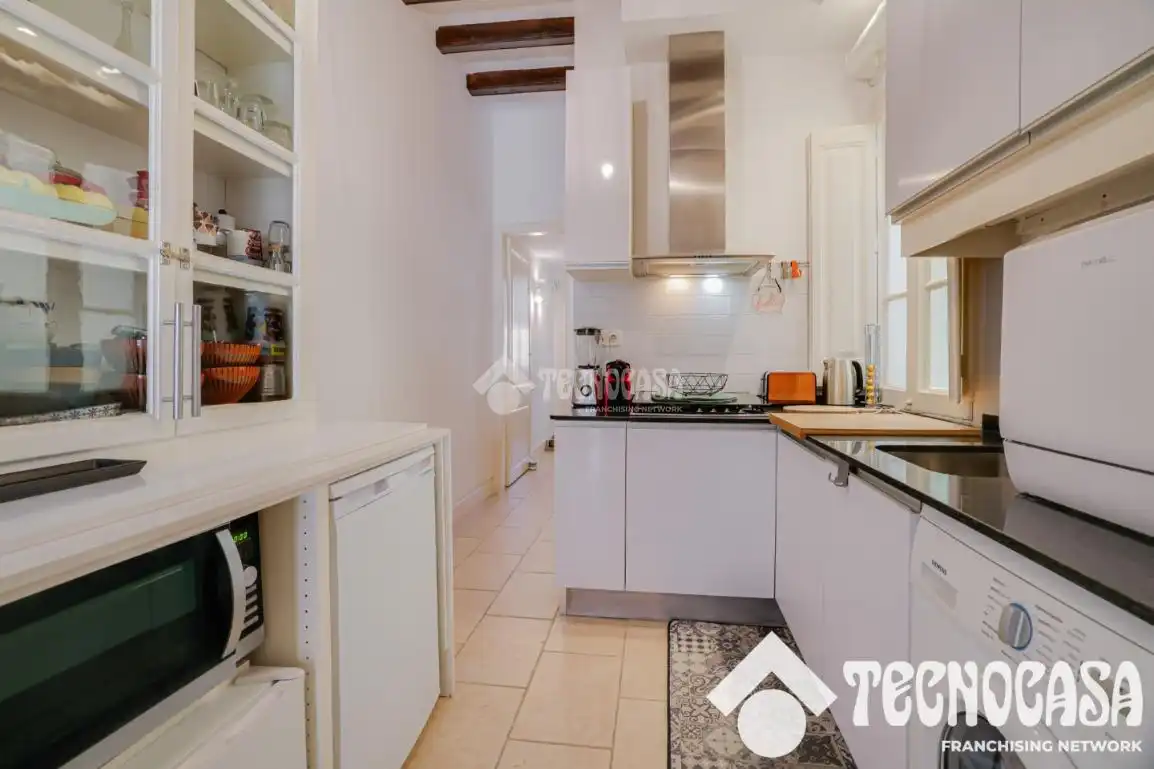 Küche von Wohnung zum Verkauf in Barcelona mit Klimaanlage und Heizung