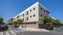 Vista exterior de Apartament en venda en  Sevilla Capital amb Aire condicionat, Calefacció i Jardí privat