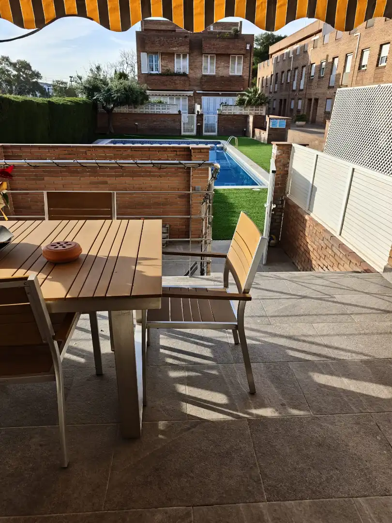 Terrasse von Einfamilien-Reihenhaus zum Verkauf in Cubelles mit Klimaanlage, Heizung und Privatgarten