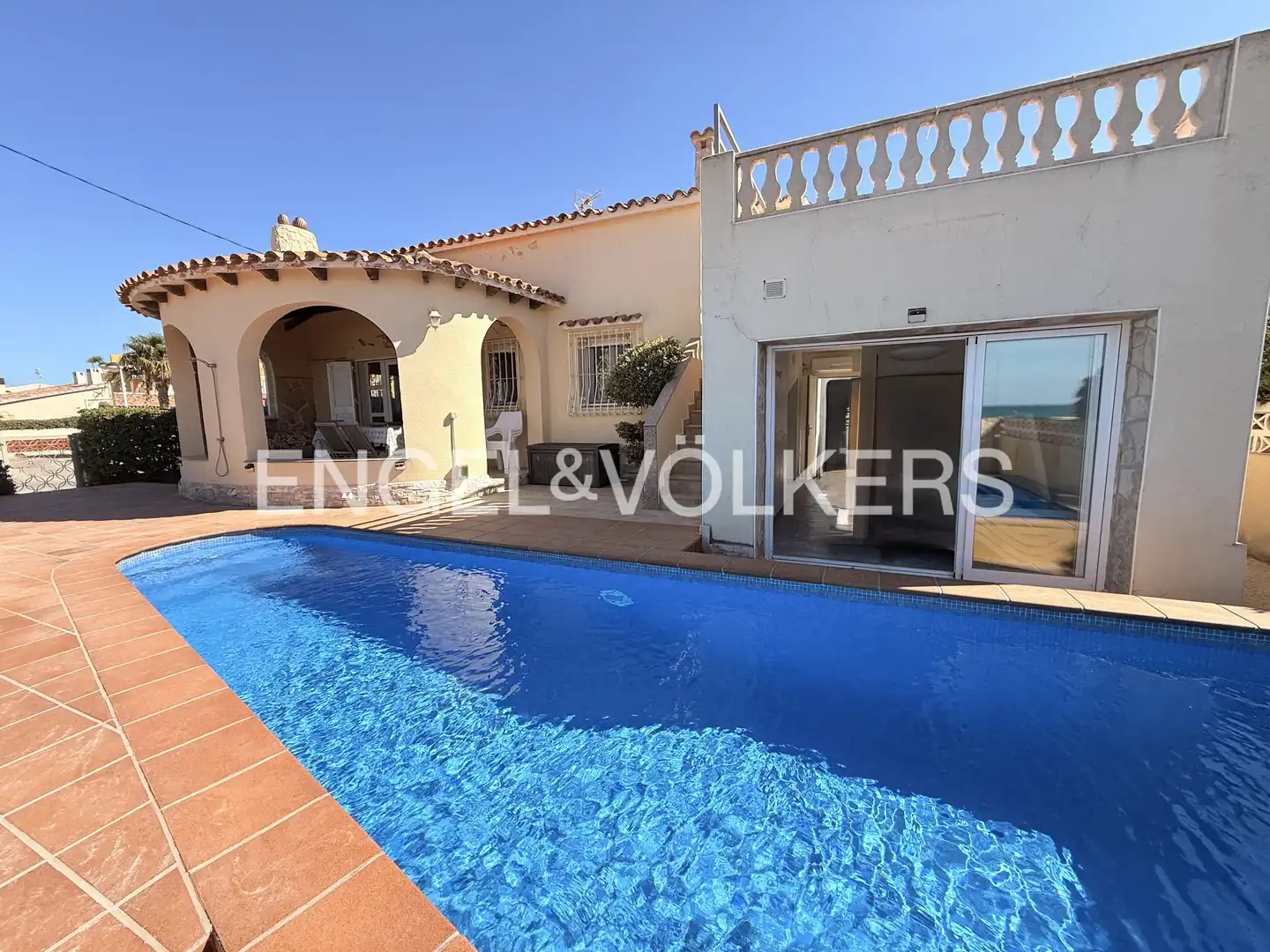 Vista exterior de Casa o xalet en venda en Els Poblets amb Aire condicionat, Calefacció i Jardí privat