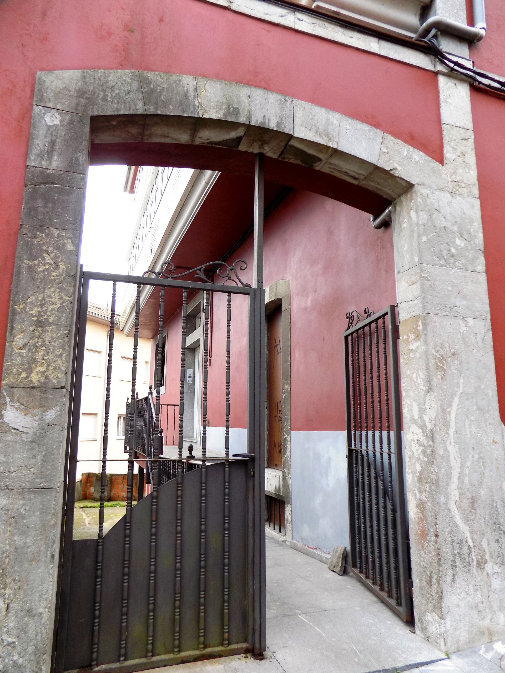 Vista exterior de Pis en venda en Pravia amb Calefacció i Traster