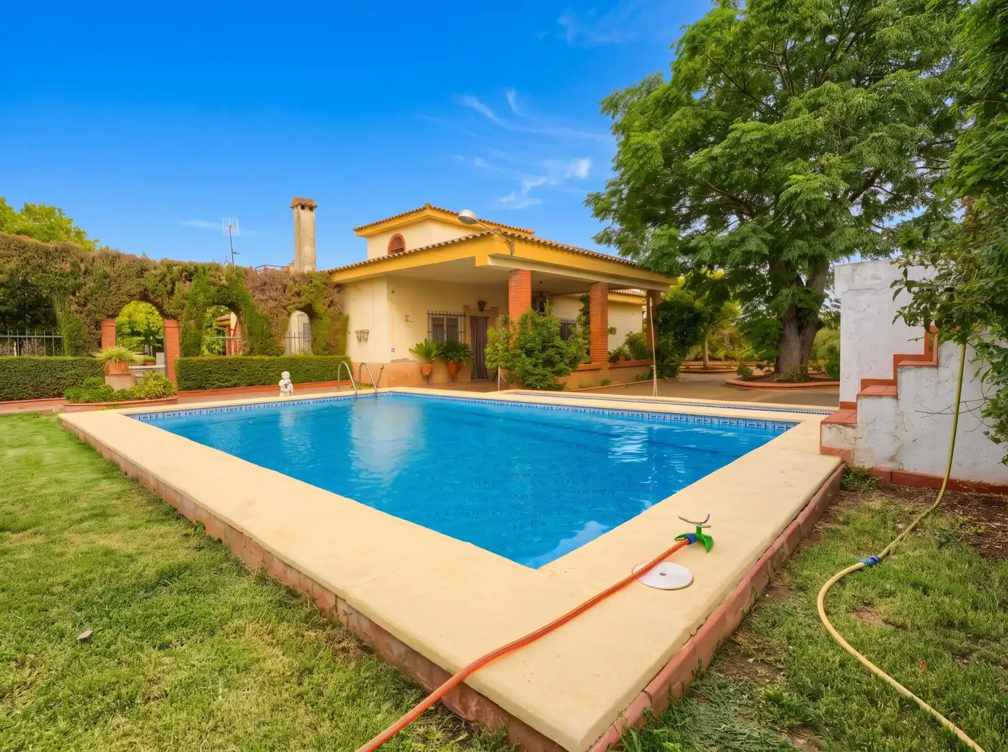 Piscina de Casa o xalet en venda en Carmona amb Jardí privat, Terrassa i Piscina