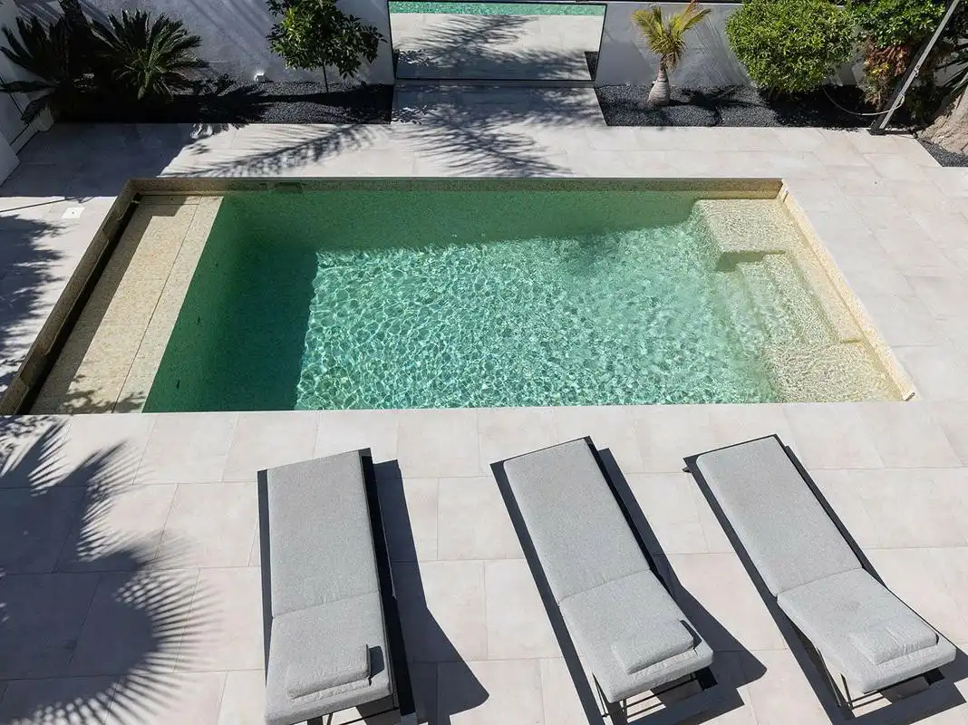 Schwimmbecken von Haus oder Chalet zur Miete in Marbella mit Klimaanlage, Privatgarten und Terrasse