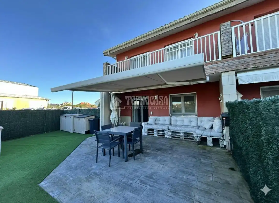Terrasse von Einfamilien-Reihenhaus zum Verkauf in Miengo mit Heizung, Privatgarten und Terrasse