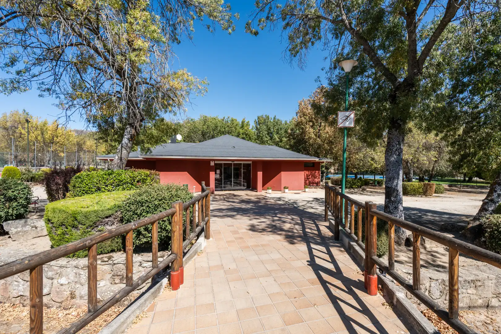 Casa aparellada amb piscina en venda a Becerril de la Sierra, imagen 56