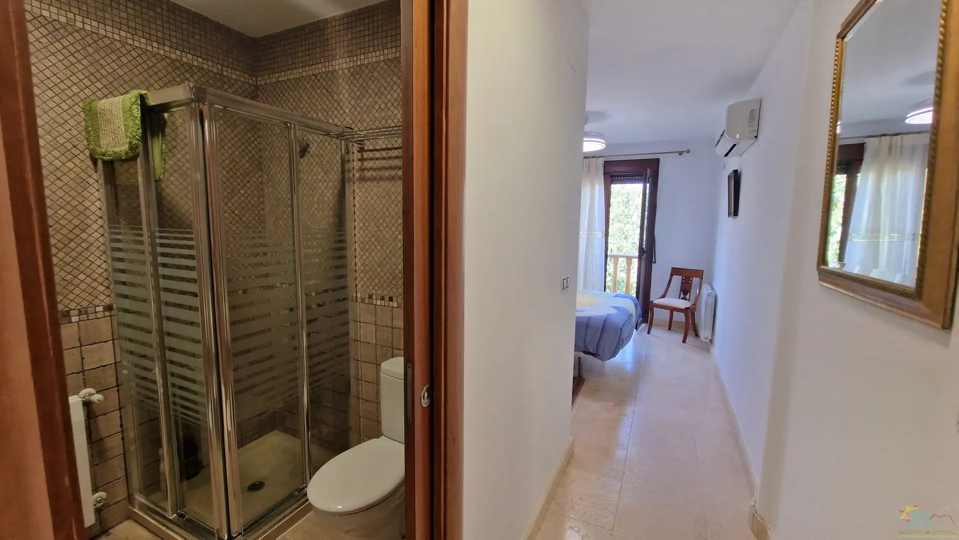 Badezimmer von Einfamilien-Reihenhaus zum Verkauf in Diezma mit Klimaanlage, Heizung und Privatgarten