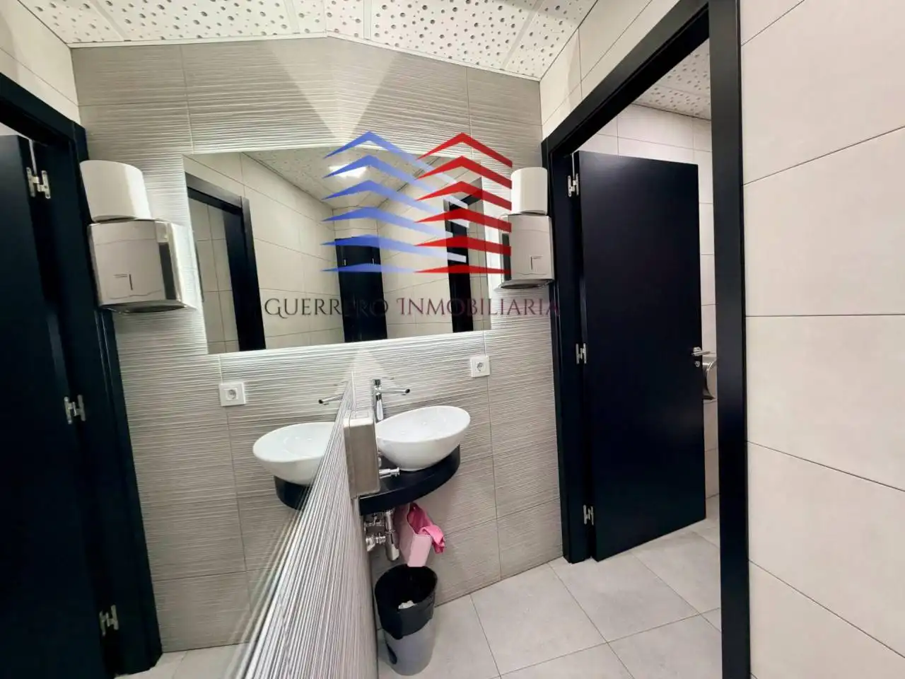 Badezimmer von Geschaftsraum zur Miete in Barbadás mit Klimaanlage und Alarm