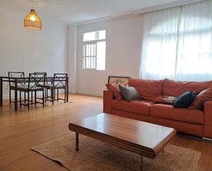 Sala d'estar de Pis de lloguer en Las Palmas de Gran Canaria amb Traster i Moblat
