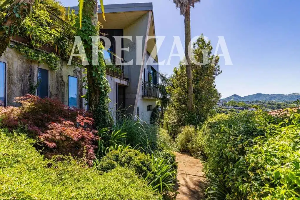 Vista exterior de Casa o xalet en venda en Donostia - San Sebastián  amb Aire condicionat, Calefacció i Jardí privat