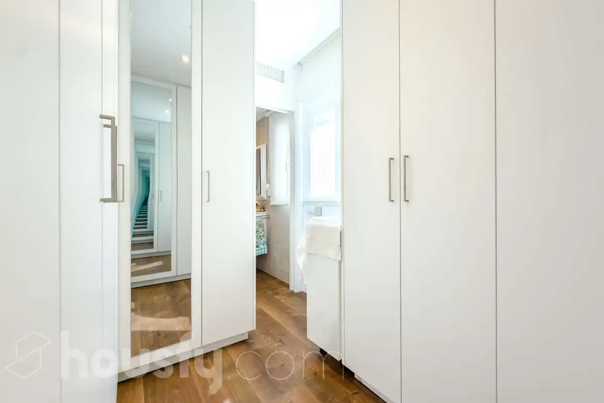 Dormitori de Casa o xalet en venda en Barcelona amb Aire condicionat, Calefacció i Jardí privat