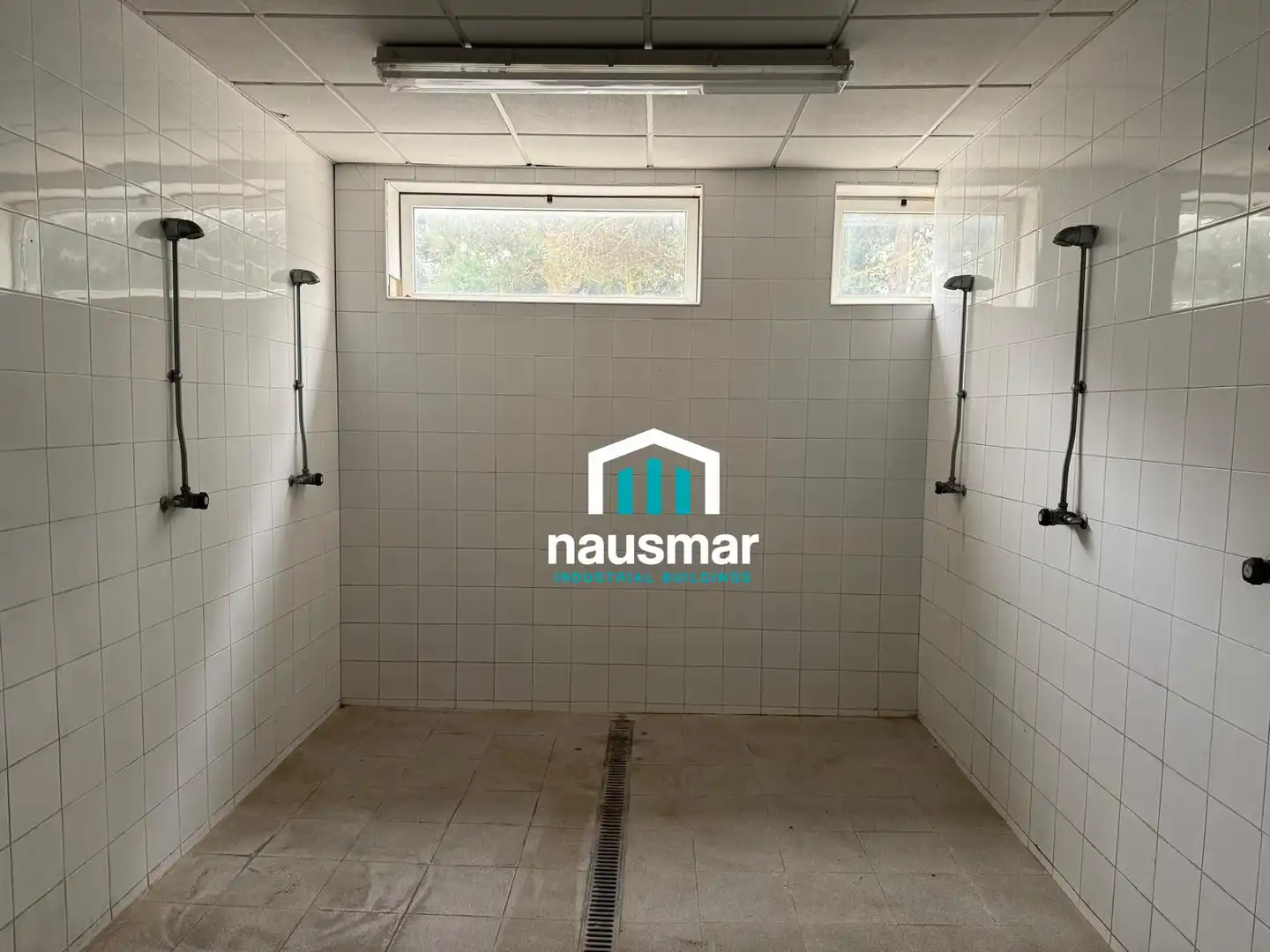 Baño de Nave industrial de alquiler en Palafolls