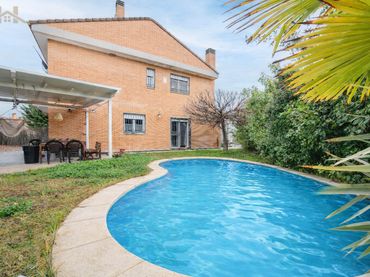 Casa pareada con piscina en venta en Calle de los Tilos