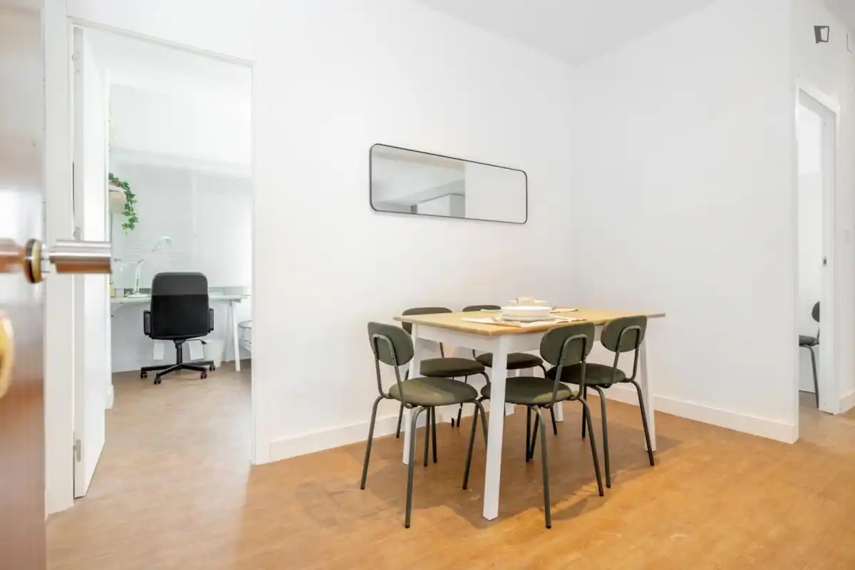 Menjador de Apartament per a compartir en Jerez de la Frontera amb Moblat, Rentadora i Microones