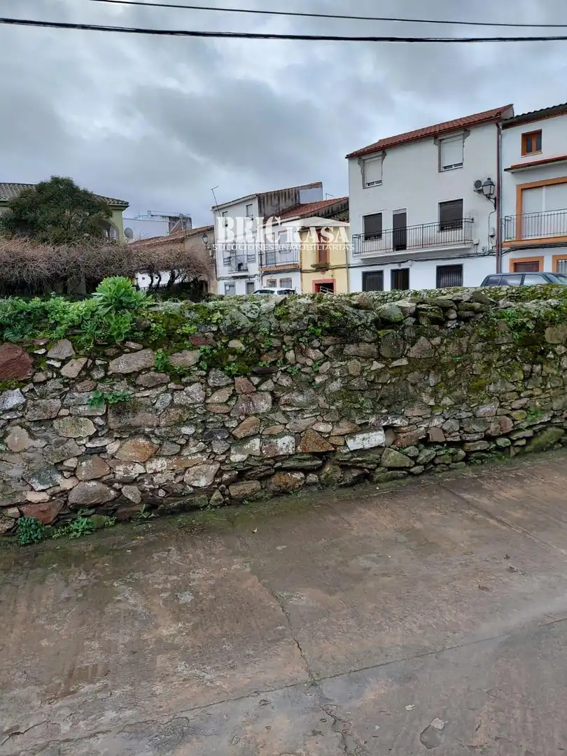 Vista exterior de Terreno en venta en Zarza de Montánchez