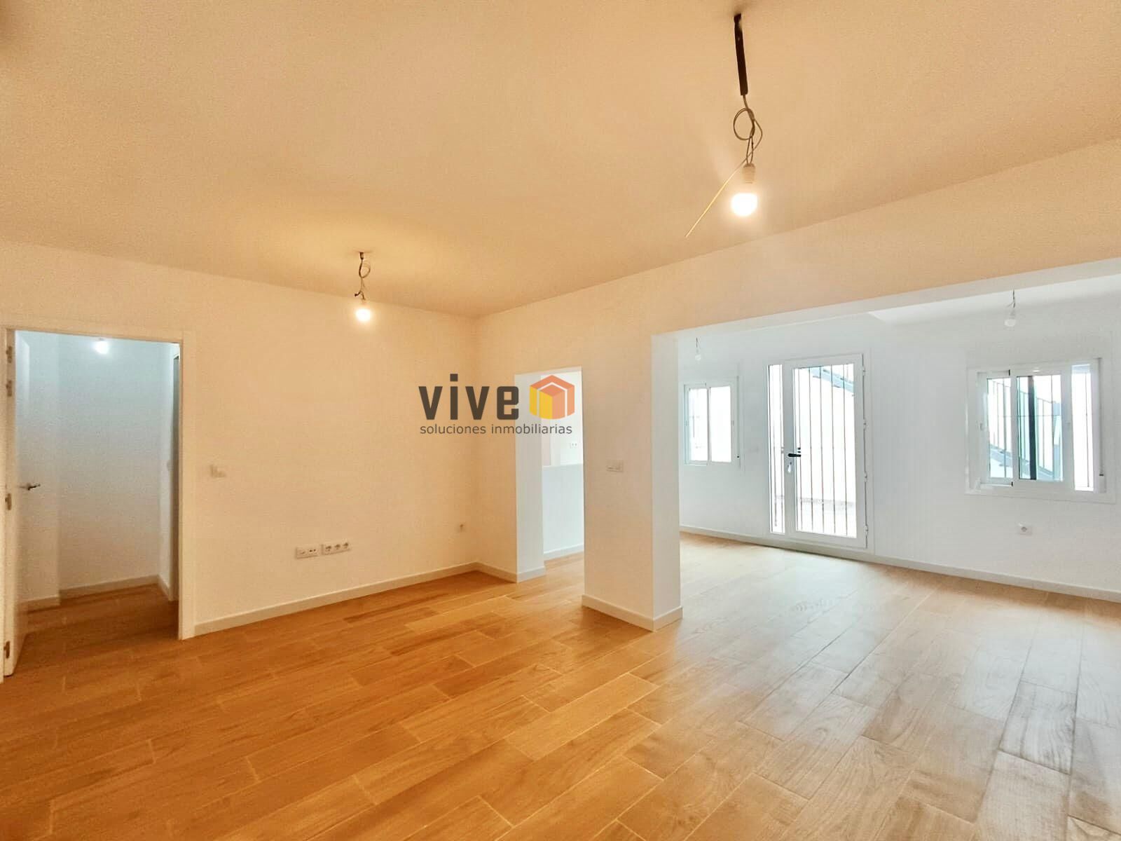 Sala d'estar de Casa adosada en venda en Tomares amb Aire condicionat, Calefacció i Parquet