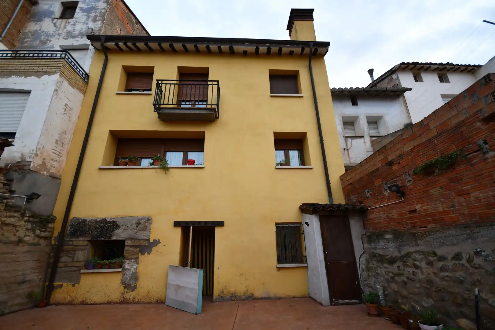 Vista exterior de Finca rústica en venda en Fuenmayor amb Calefacció, Parquet i Terrassa