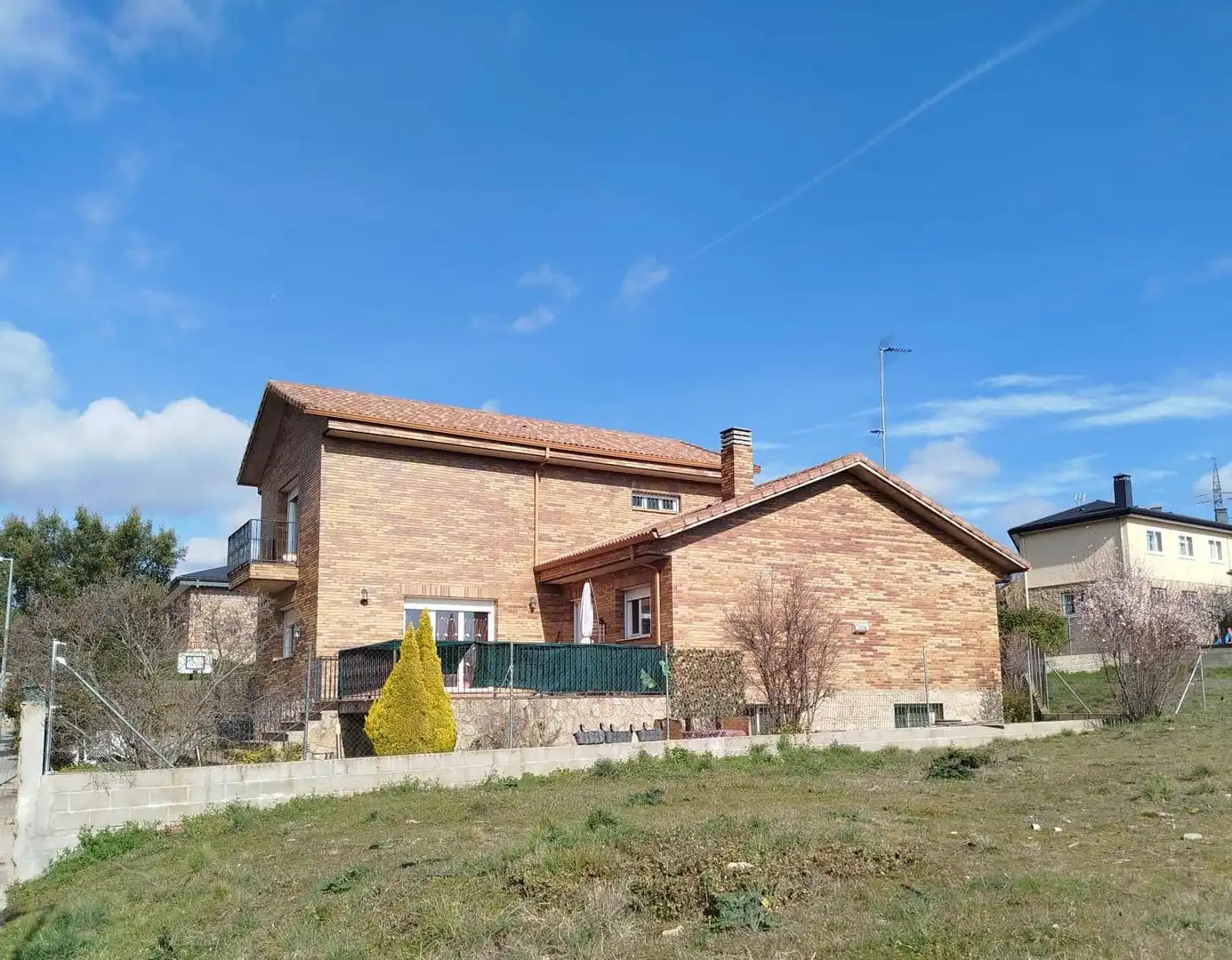 Vista exterior de Casa o xalet en venda en Colmenarejo amb Calefacció, Jardí privat i Terrassa
