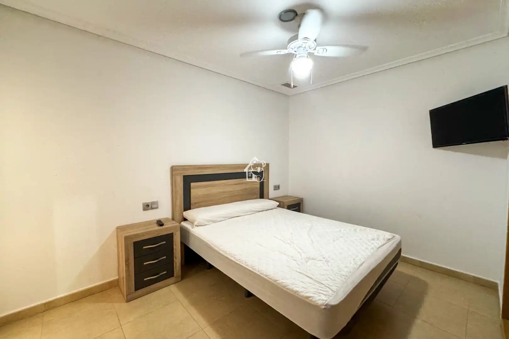 Dormitori de Apartament de lloguer en Torrevieja amb Aire condicionat, Terrassa i Moblat