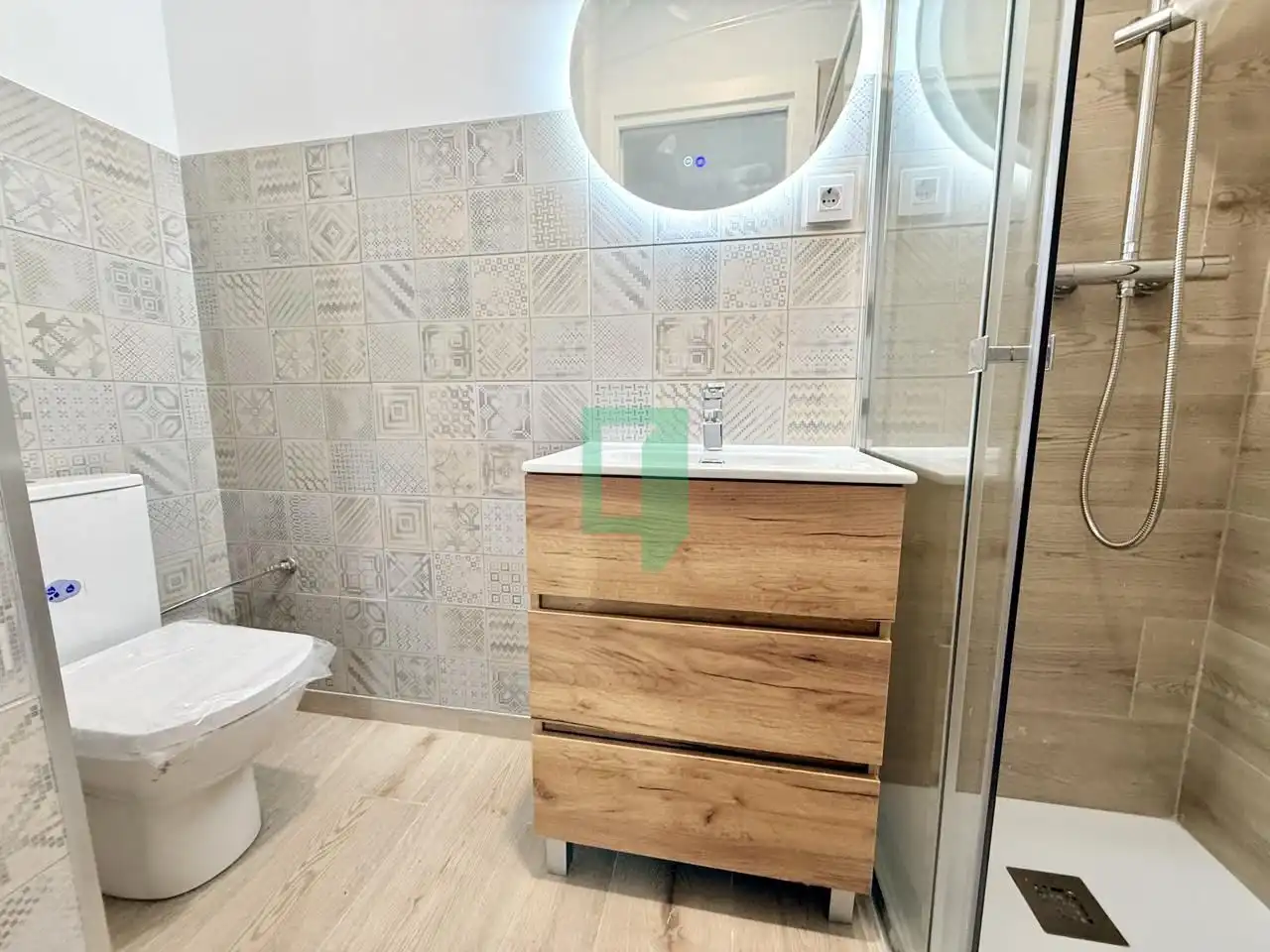 Baño de Dúplex en venta en Badalona con Parquet y Alarma