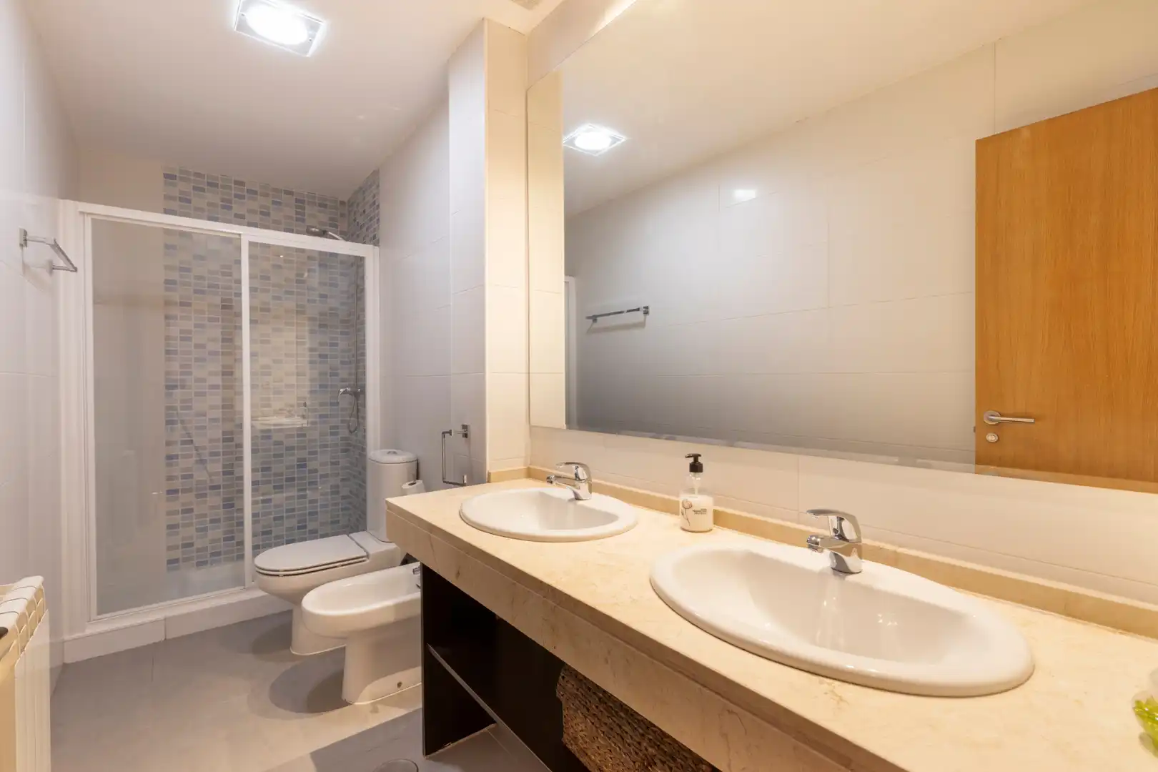 Bathroom of Flat for rent in Granada  with Air Conditioner, Heating and Parquet flooring