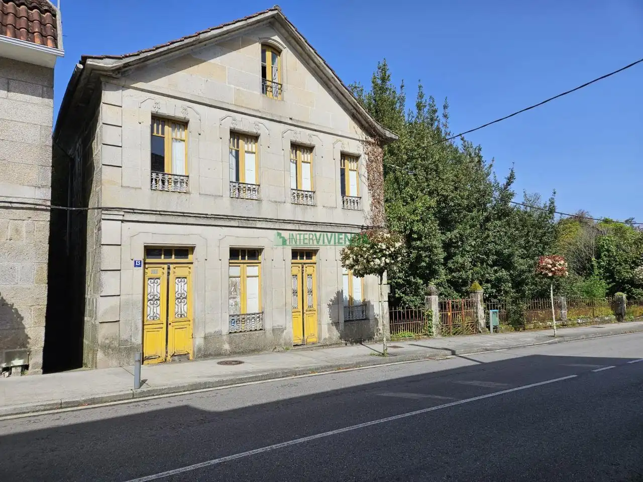 Casa rústica amb jardí en venda a Ramón Peinador