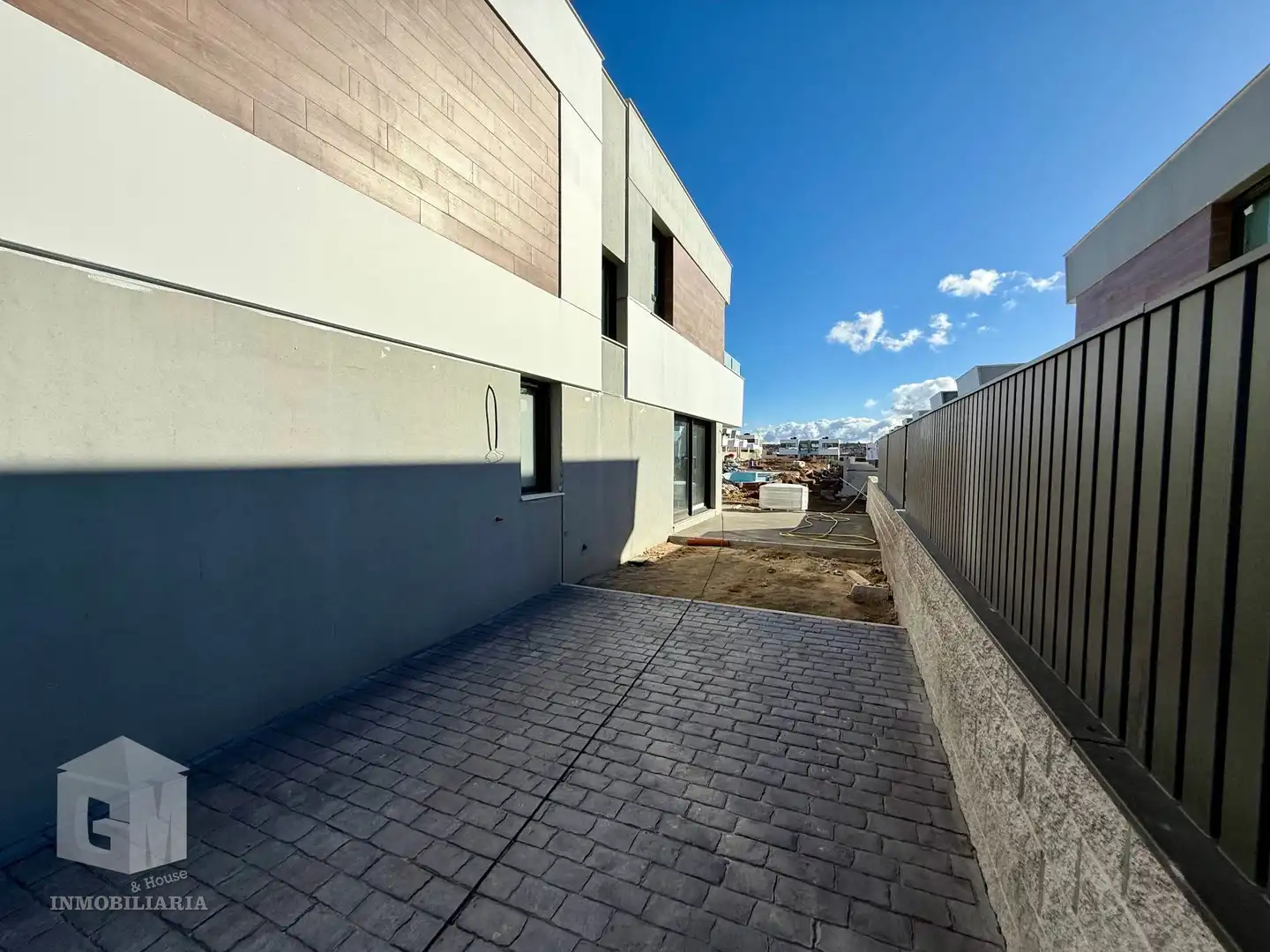 Vista exterior de Casa adosada en venta en Villaviciosa de Odón con Calefacción, Jardín privado y Terraza