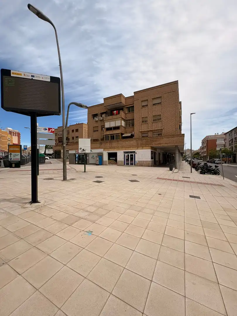 Vista exterior de Local de alquiler en Almería
