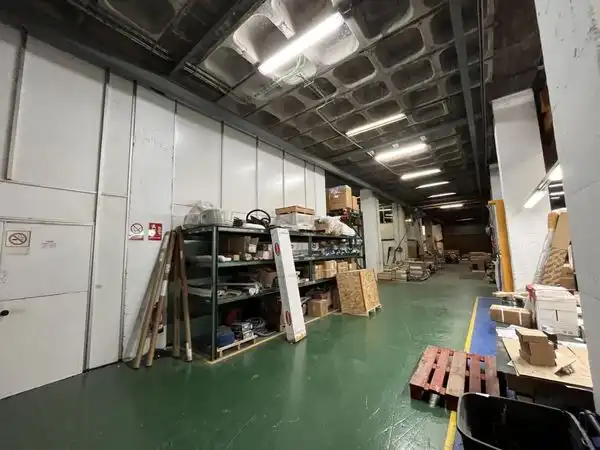 Nave industrial en venta en L'Hospitalet de Llobregat con Calefacción y Alarma