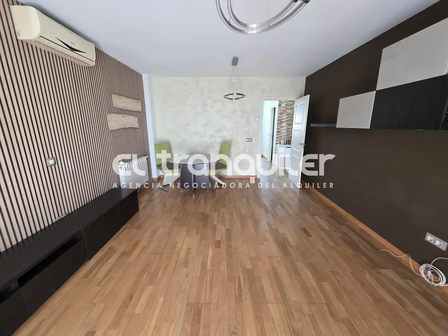 Living room of Flat for rent in Madrid  with Air Conditioner, Parquet flooring and Storage room