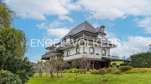 Villa impecable con piscina, jardín y vistas a la montaña en GüemesBareyo