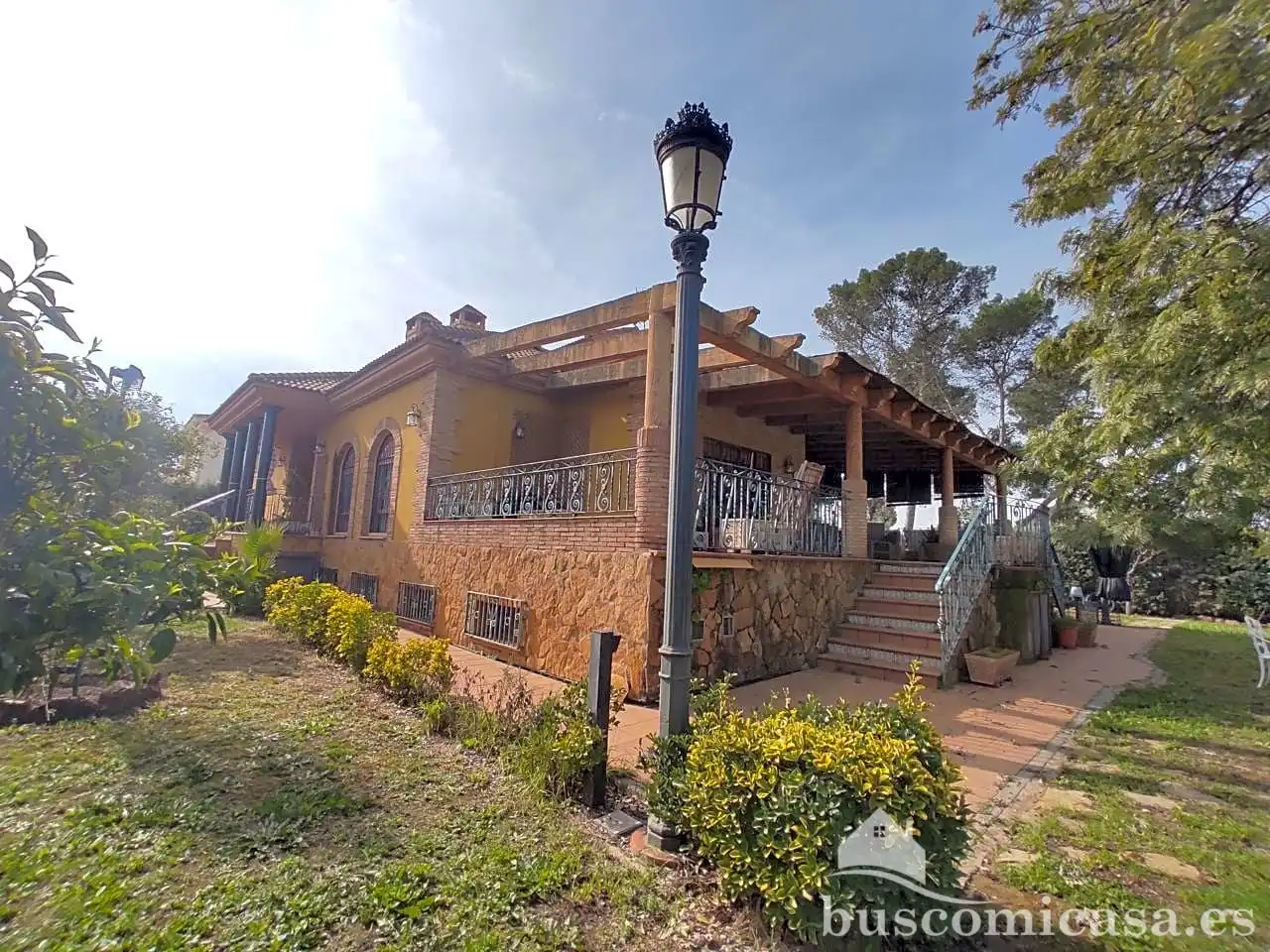Vista exterior de Casa o xalet en venda en Linares amb Aire condicionat, Calefacció i Jardí privat